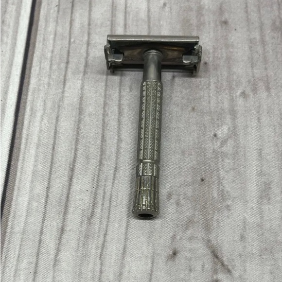 Vintage Gillette Adjustable Metal Safety Razor - Picture 6 of 8